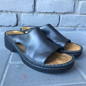Opened toe side cut black leather E.U.C